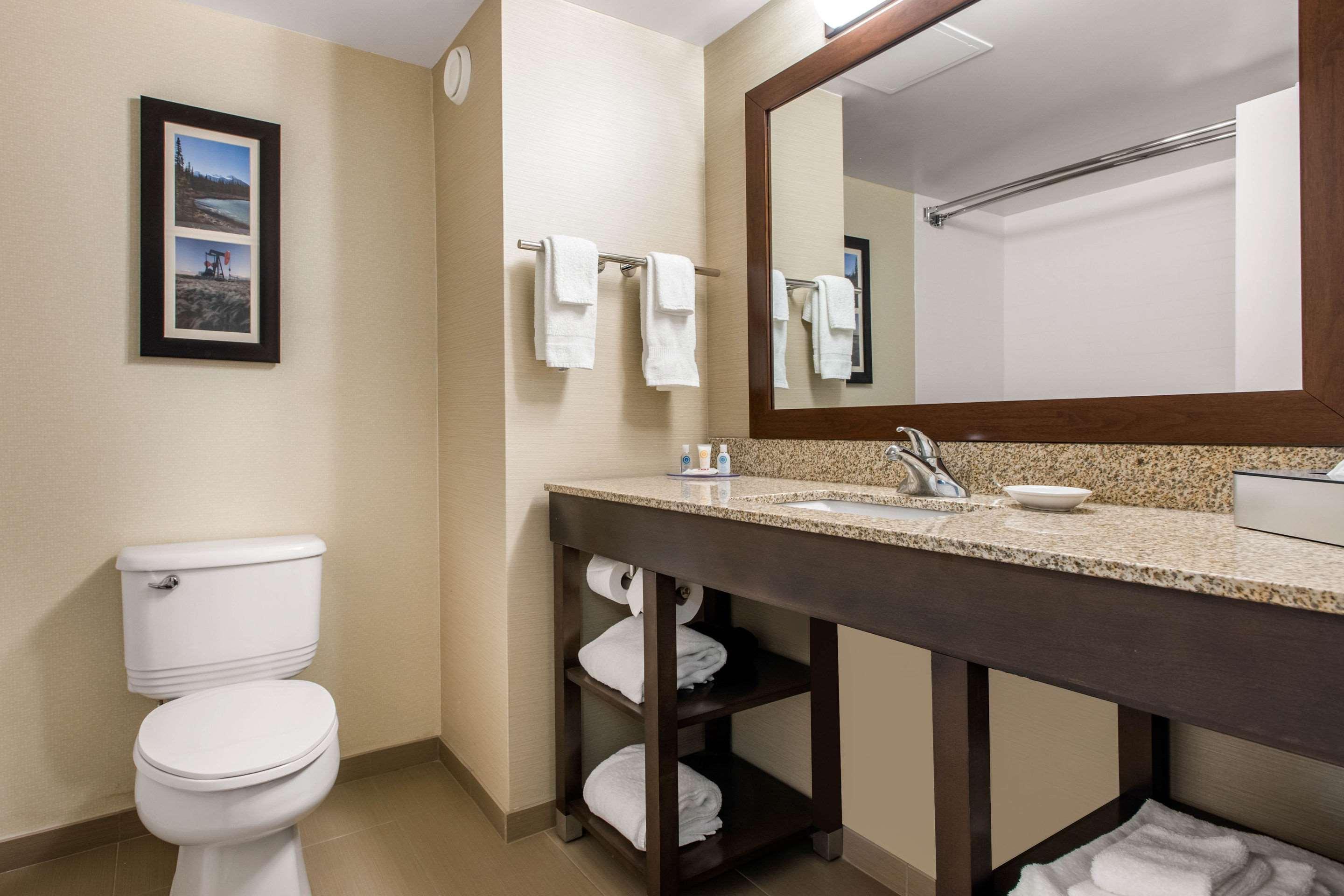 Comfort Inn & Suites Red Deer Exteriör bild