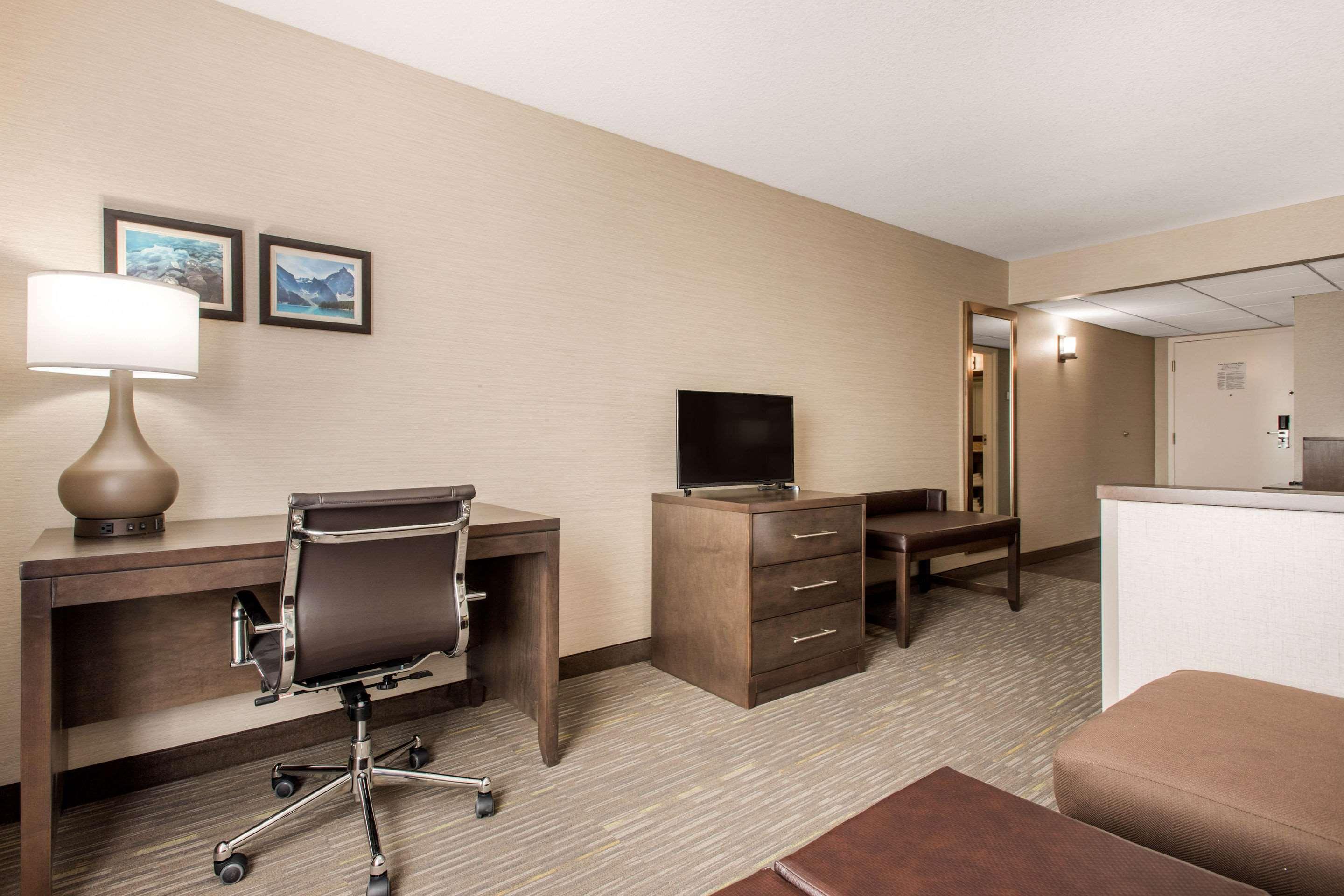 Comfort Inn & Suites Red Deer Exteriör bild