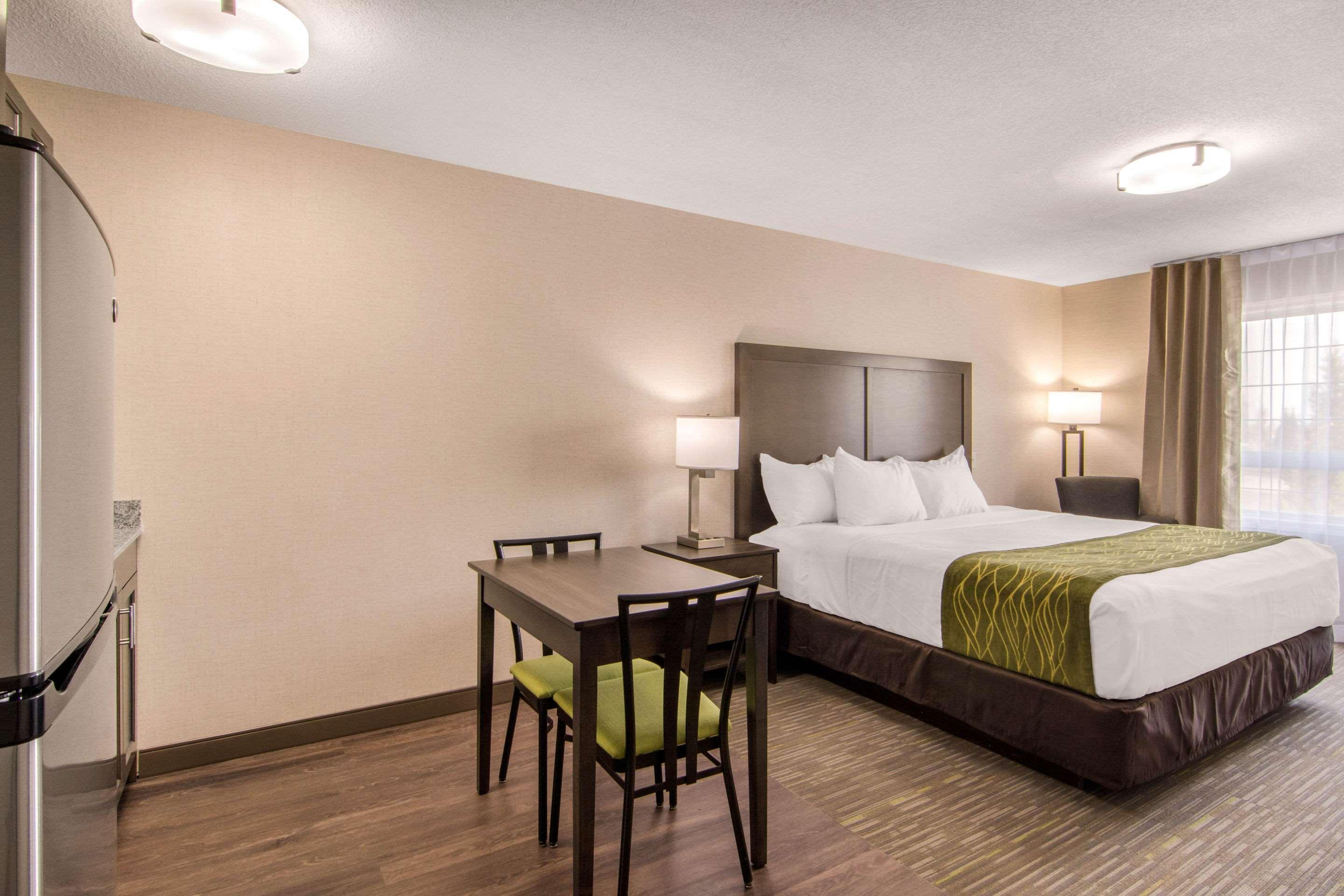 Comfort Inn & Suites Red Deer Exteriör bild