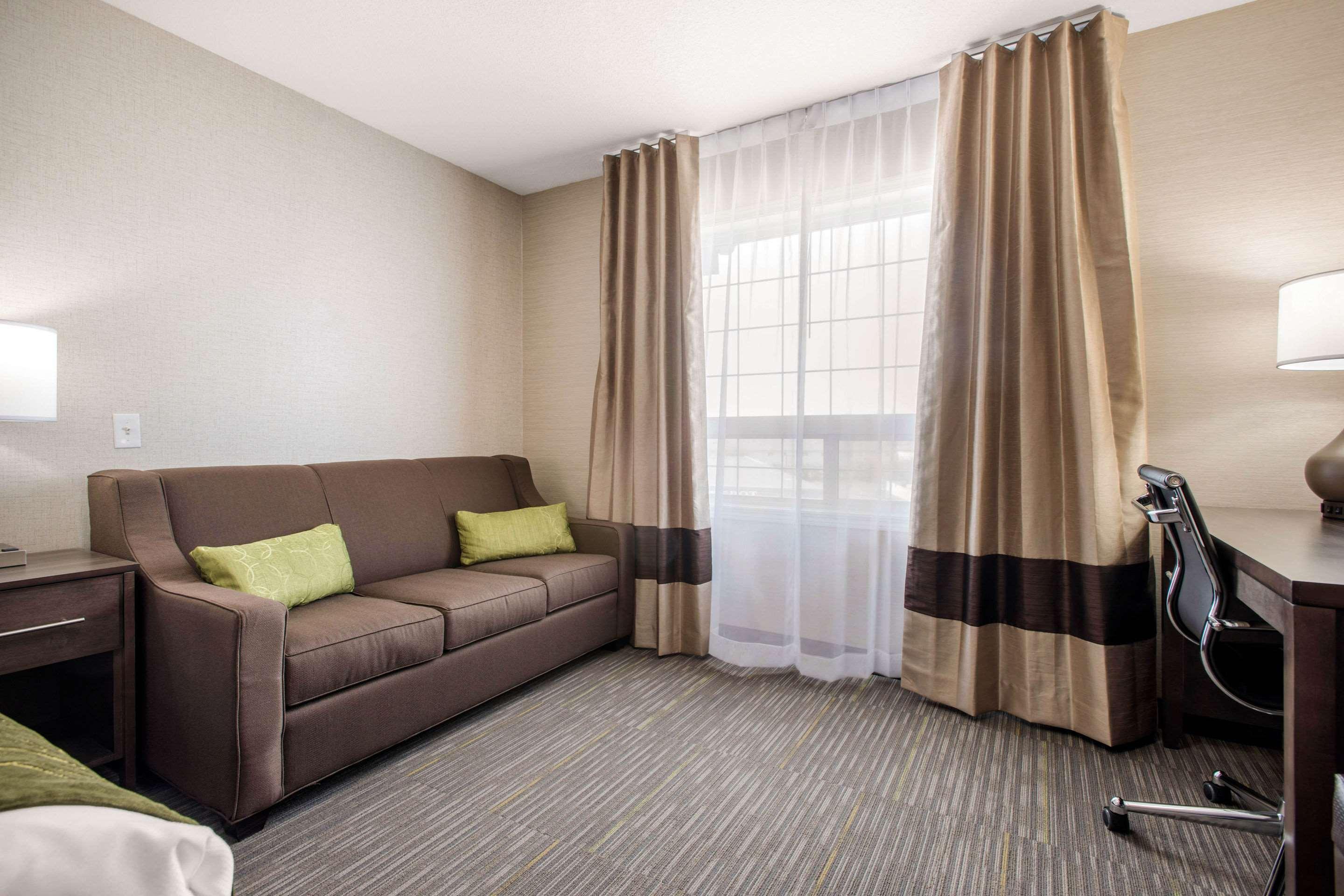 Comfort Inn & Suites Red Deer Exteriör bild
