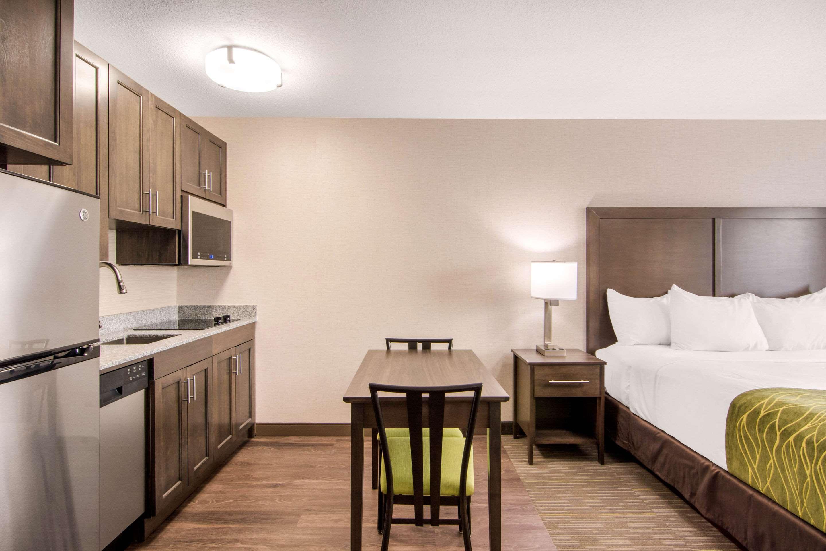 Comfort Inn & Suites Red Deer Exteriör bild