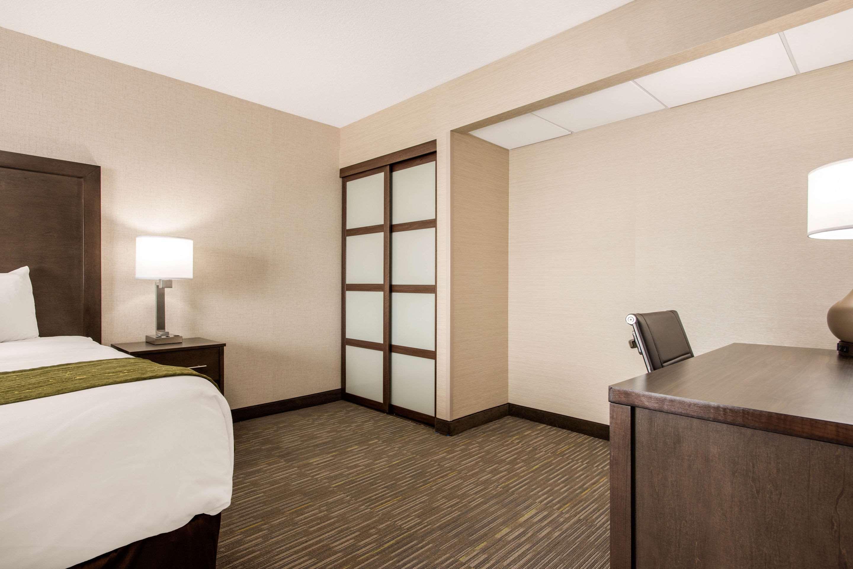 Comfort Inn & Suites Red Deer Exteriör bild