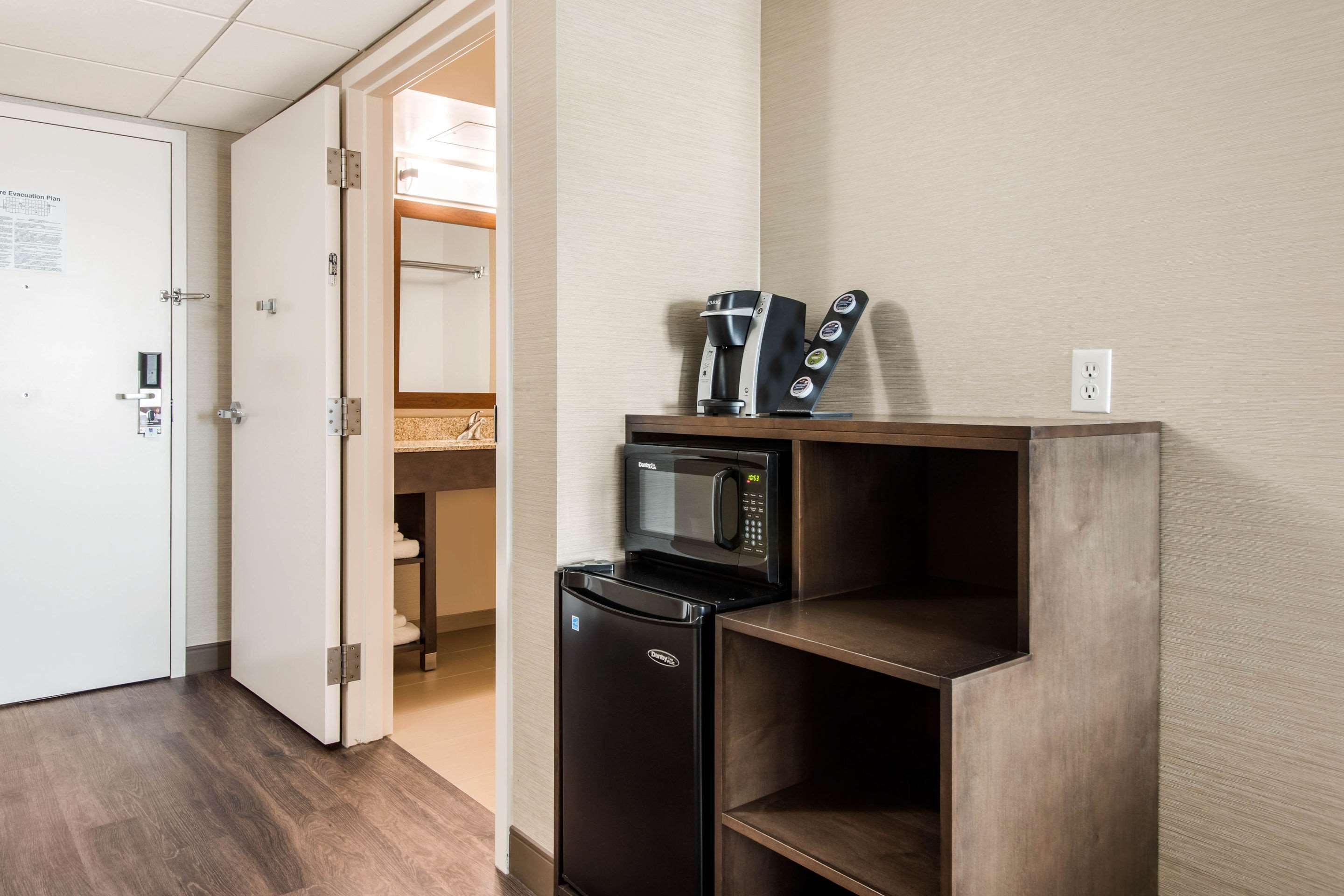 Comfort Inn & Suites Red Deer Exteriör bild