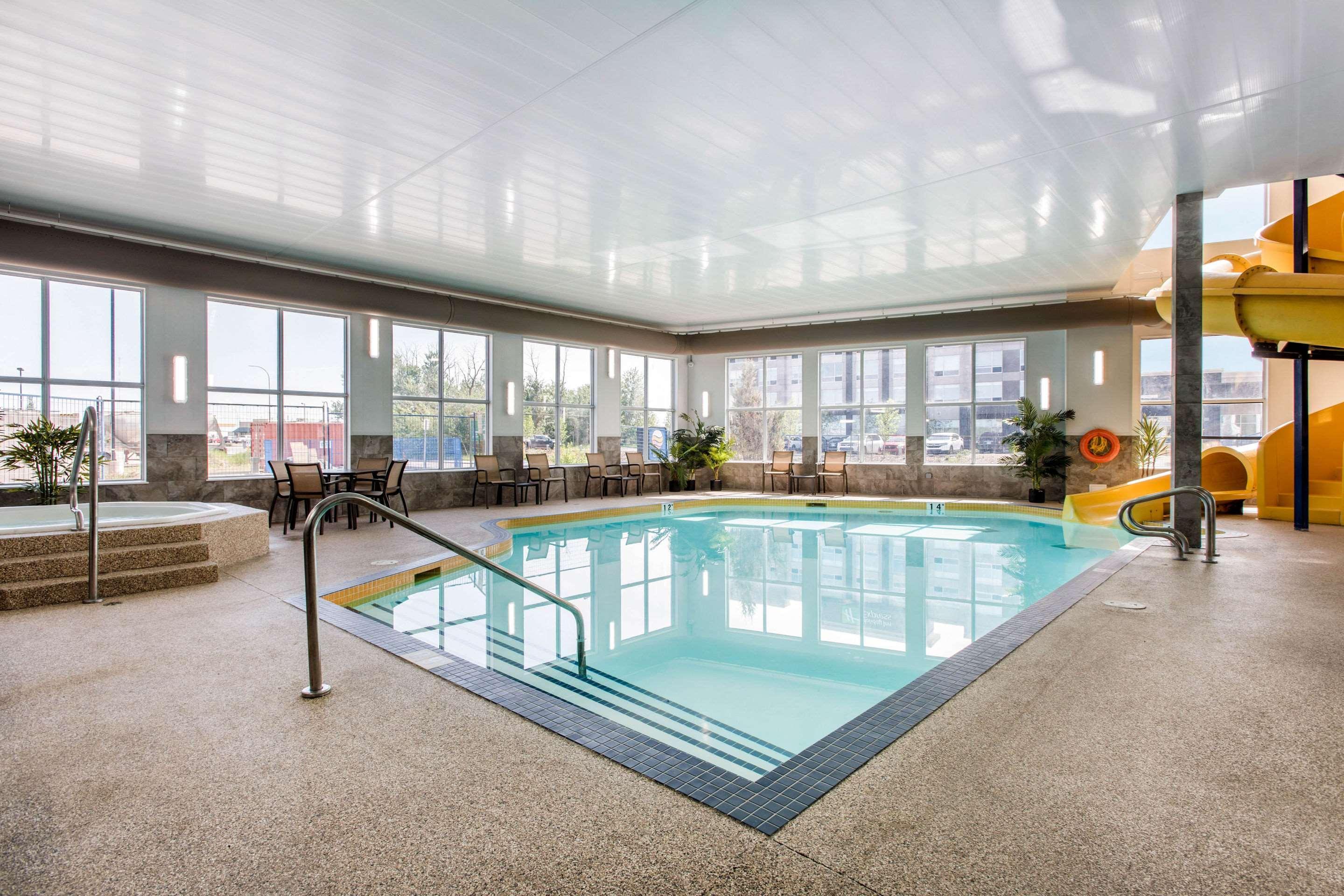 Comfort Inn & Suites Red Deer Exteriör bild